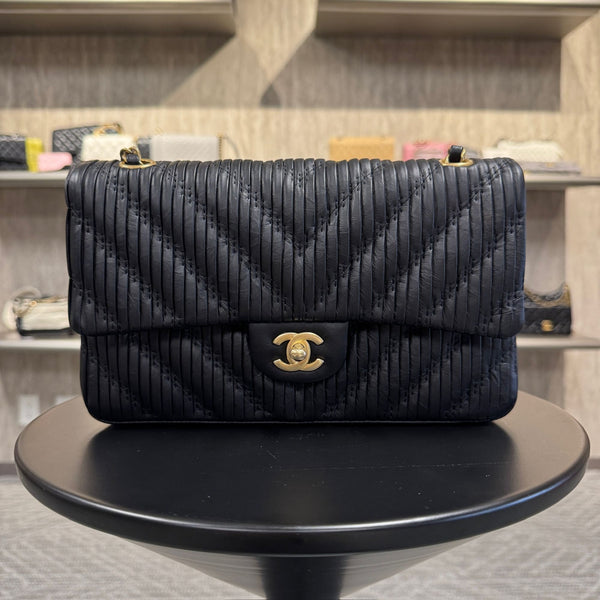 Chanel Black pleated Chevron Classic Flap Bag With Gold-Tone Hardware Medium